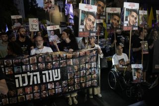 Από τη χθεσινή διαδήλωση συγγενών των ομήρων κοντά στο σπίτι του Νετανιάχου